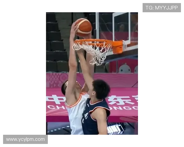 周琦篮下强攻双手暴扣卡尔顿精彩瞬间引爆全场 CBA赛场激情四溢